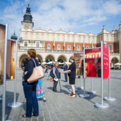 Muzeum Dom Rodzinny Jana Pawła II z wystawą plenerową na krakowskim Rynku
