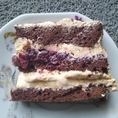 Kącik Kulinarny: tort z kremem kajmakowym, bananami i czarną porzeczką