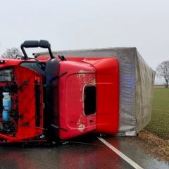 Wiatr przewrócił ciężarówkę w Nieznanowicach