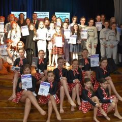 Laureaci XIII Przeglądu Artystycznego Młodzieży CK-art 2022 w kategoriach muzyka, taniec oraz teatr odebrali nagrody podczas Gali