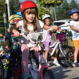 Gdowskie przedszkolaki rodzinnie na rowerze.