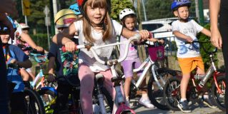 Gdowskie przedszkolaki rodzinnie na rowerze.