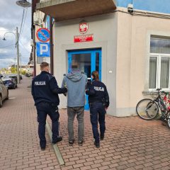 UKRADŁ Z SAMOCHODU PORTFEL Z ZAWARTOŚCIĄ DOKUMENTÓW, KART BANKOMATOWYCH ORAZ PIENIĘDZY. GROZI MU KARA DO 5 LAT POZBAWIENIA WOLNOŚCI.