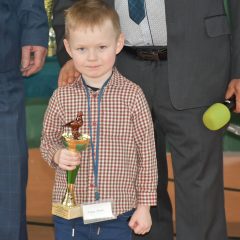 Gdów. Najlepsi gołębiarze nagrodzeni pucharami.