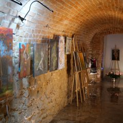 Gdów-Art w dworze w Hucisku. Królują sztuka i różnorodność. Warto zobaczyć wystawę „Spotkania”