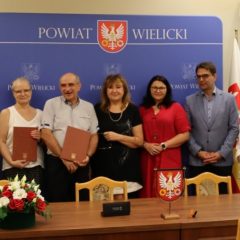 Przebudowa drogi Podolany – Zręczyce – z umową. Poprawi się bezpieczeństwo pieszych. Wartość prac sięga 5 mln zł