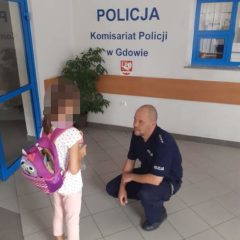 OFICER DYŻURNY KOMISARIATU W GDOWIE ODNALAZŁ ZAGINIONĄ 8-LATKĘ