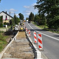 Poprawa bezpieczeństwa przy DW 967 w gminie Gdów. Są pieniądze na kontynuację chodnika w Fałkowicach