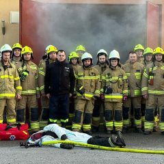 Widowiskowe ćwiczenia strażackie w Cichawie. Pożar, duże zadymienie, ewakuacja