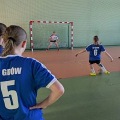 Zwody w halowej piłce nożnej dziewcząt i chłopców z udziałem SP Gdów i SP Zręczyce