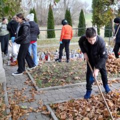 Uporządkowali cmentarz wojenny w Niegowici. Społeczność szkoły podstawowej dba o to miejsce od lat
