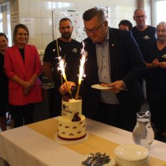 Karmią uczniów i mieszkańców już od pięciu lat. Jubileusz gdowskiej Spółdzielni Socjalnej „Tradycje Regionalne” z tortem i gratulacjami