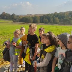 Cmentarz epidemiczny w gminie Gdów. Uczniowie ze Szczytnik pamiętają o nekropolii sprzed wieków i poznają historię regionu