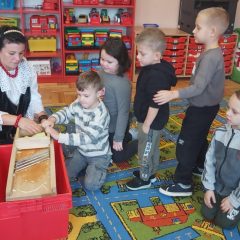 „Witaminki” w Wiatowicach. „Kapuściane wyzwanie” przedszkolaków. W jego realizacji pomogły panie z Koła Gospodyń Wiejskich