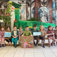 Fascynująca wyprawa do prehistorii przedszkolaków ze Szkoły Podstawowej w Winiarach. Dinozaury w roli głównej