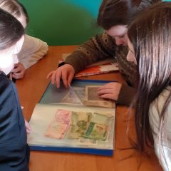 Arcyciekawie w Szkole Podstawowej w Winiarach. W roli głównej: monety, banknoty i matematyka