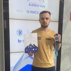 Skyliner Everest Run 2025. W 24-godzinnym biegu po schodach brał udział strażak z OSP Kunice. Z bardzo dobrym rezultatem