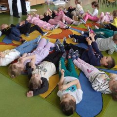 „Zdrowie na 5+” w przedszkolu w Gdowie. Doskonała nauka poprzez zabawę. Prawidłowe oddychanie jest sztuką!