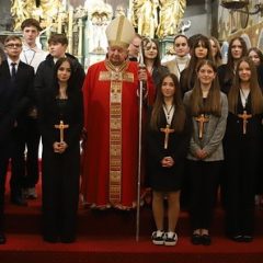 Bierzmowanie 2025 w Gdowie. Kardynał Stanisław Dziwisz udzielił sakramentu młodym parafianom