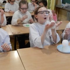 Szkoła Podstawowa w Zręczycach, jak wielkie laboratorium. Niezwykłe eksperymenty i nauka w roli głównej