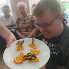 Podopieczni Domu Samopomocy w Zagórzanach poznawali fascynujący świat kolorowych motyli. Z bardzo bliska