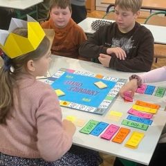 Uczniowie ze Zręczyc stworzyli autorskie gry planszowe. Wszystko w ramach konkursu o miano „Szkoły Tysiąclecia”