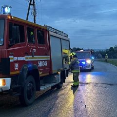 Alarm OSP. Groźne zdarzenie na drodze w Niegowici. Strażacy apelują o ostrożność