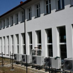 Szkoła Podstawowa w Bilczycach znacząco urosła. Inwestycja za 4,5 mln zł zmierza do finału