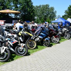 Gdów rozbrzmiał dźwiękiem silników i dziecięcego śmiechu – za nami piknik „Bezpieczne Wakacje w Gdowie”!