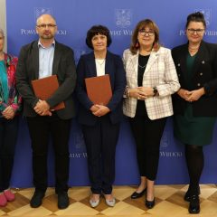 Przebudowa drogi powiatowej w Marszowicach – z umową. Powstanie prawie kilometr chodnika. Będzie nowy asfalt