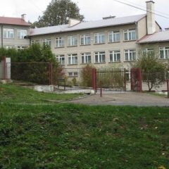 Szkoła Podstawowa w Zręczycach dostatnie nowe boisko, jeszcze w 2025 roku