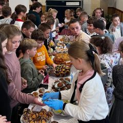 Wyjątkowy kiermasz szkolny w Zręczycach. Moc charytatywnych muffinek. Zebrano pokaźną kwotę