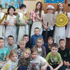Fascynująca wyprawa do starożytności w Szkole Podstawowej w Wiatowicach. „Grecki teatr z dużą dawką śmiechu”