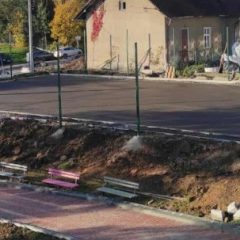 Szkoła w Zręczycach zyskuje nowoczesne boisko: z bezpieczną nawierzchnią, piłkochwytami, trybuną dla widzów