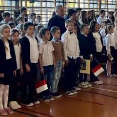 „Szkoła do hymnu” w gminie Gdów. Mazurek Dąbrowskiego na setki głosów w Niegowici i Książnicach – o godz. 11.11