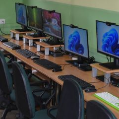 „Mała szkoła BIS” w Książnicach. Powstała pracownia komputerowa z prawdziwego zdarzenia