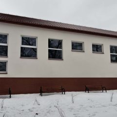 Szkoła w Jaroszówce dostała salę gimnastyczną i ogród sensoryczny. Wartość inwestycji przekroczyła 1,8 mln zł
