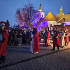 Wieczór modlitwy i refleksji – Parafialna Droga Krzyżowa przeszła ulicami Gdowa