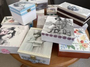 Kolorowe skrzynki z duszą – twórcza arteterapia w ŚDS Zagórzany