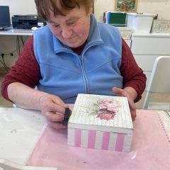 Kolorowe skrzynki z duszą – twórcza arteterapia w ŚDS Zagórzany