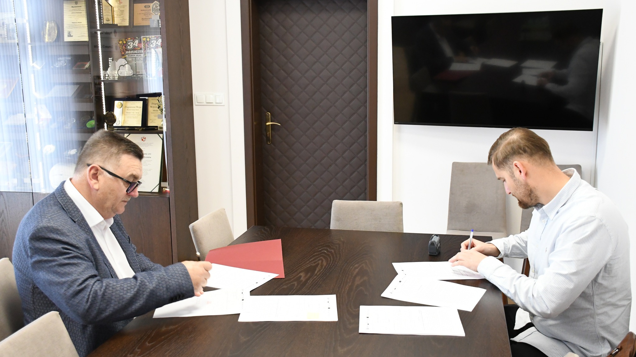 Nowe inwestycje w Gminie Gdów o wartości ponad 1,5 mln zł – remont drogi i modernizacja szkoły z dofinansowaniem