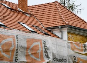 „Zorza” w Gdowie pod nowym dachem. Modernizacja historycznej budowli zmierza do finału