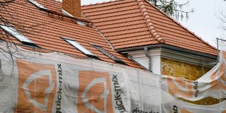 „Zorza” w Gdowie pod nowym dachem. Modernizacja historycznej budowli zmierza do finału