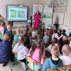 Pszczelarze z Gdowa dla klimatu – edukacja i sadzenie roślin miododajnych z najmłodszymi