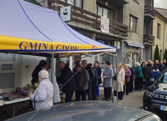 Słodka pomoc, wielki efekt – kiermasz w Gdowie zebrał prawie 34 tysiące złotych dla Pana Tadeusza