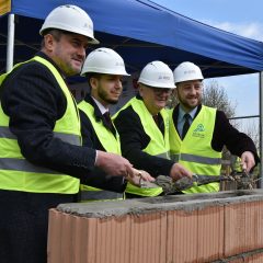 Wmurowanie kamienia węgielnego pod nową inwestycję mieszkaniową w Zręczycach