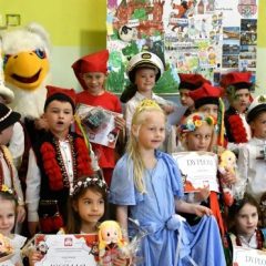Ważne wędrówki gdowskich przedszkolaków. A na finał widowisko „Jesteśmy Polakami – jesteśmy Gdowianami!”
