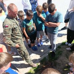 „Edukacja z wojskiem” w Szkole Podstawowej w Pierzchowie. Obronność i bezpieczeństwo – bez tajemnic