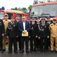 OSP Niewiarów z nowym samochodem bojowym. To dar od partnerskiego miasta gminy Gdów