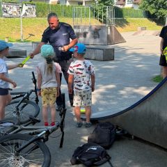 Dzielnicowi z Gdowa rozdają dzieciom kamizelki odblaskowe. Wakacyjna akcja na rzecz bezpieczeństwa